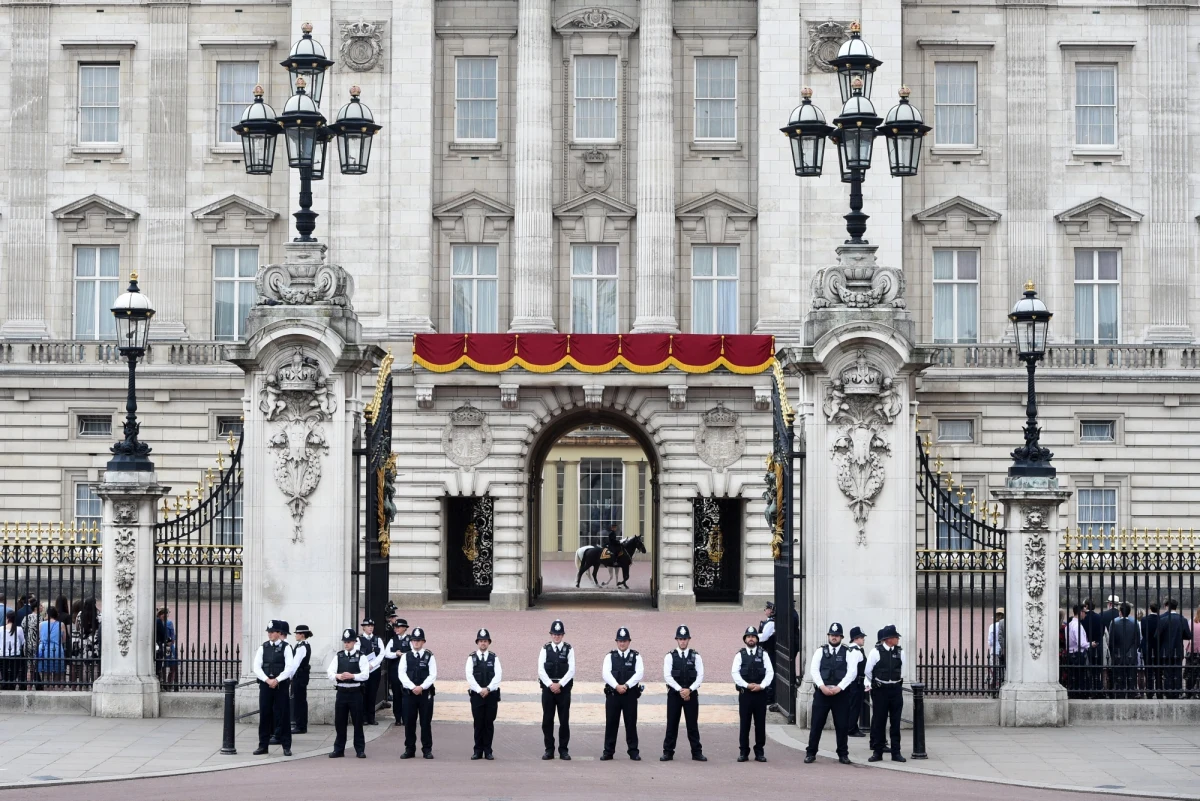 Londyńska policja metropolitalna poinformowała, że śledztwo ws. zatrzymanego w piątek wieczorem w pobliżu Pałacu Buckingham w Londynie nożownika zostało przekazane dowództwu jednostki antyterrorystycznej. Jak dodano, dwudziestokilkuletni napastnik został w nocy aresztowany na mocy ustawy antyterrorystycznej.
