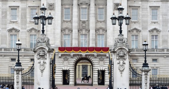 Londyńska policja metropolitalna poinformowała, że śledztwo ws. zatrzymanego w piątek wieczorem w pobliżu Pałacu Buckingham w Londynie nożownika zostało przekazane dowództwu jednostki antyterrorystycznej. Jak dodano, dwudziestokilkuletni napastnik został w nocy aresztowany na mocy ustawy antyterrorystycznej.
