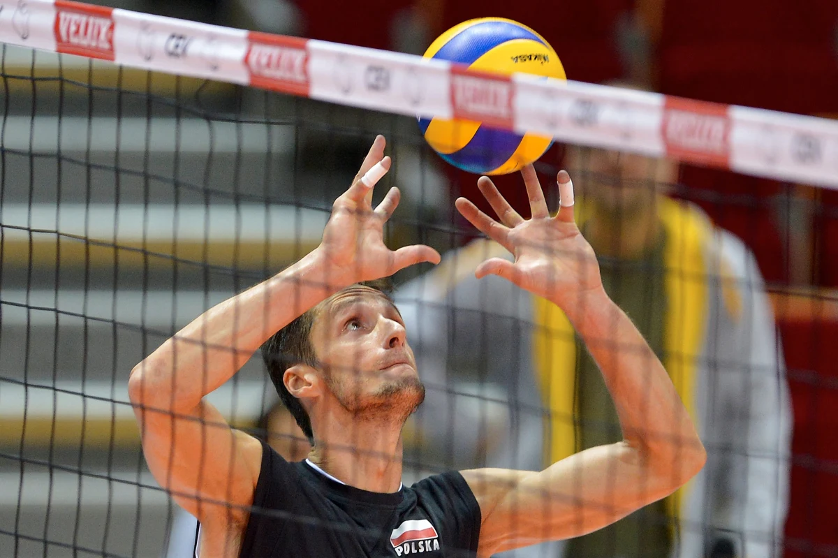 „To nie jest tak, że po ciężkim meczu z Serbią czekają nas dwa proste pojedynki z Finlandią i Estonią” – przestrzega w rozmowie z RMF FM były rozgrywający siatkarskiej reprezentacji Polski, Łukasz Żygadło. Zawodnik irańskiego Sarmayeh Bank trenuje od pewnego czasu gościnnie w Lotosie Treflu Gdańsk i śledzi trwające w naszym kraju Mistrzostwa Europy. „W pierwszym meczu Polakom brakowało luzu, pozytywnej energii. Byli za bardzo sparaliżowani” – diagnozuje Żygadło. 