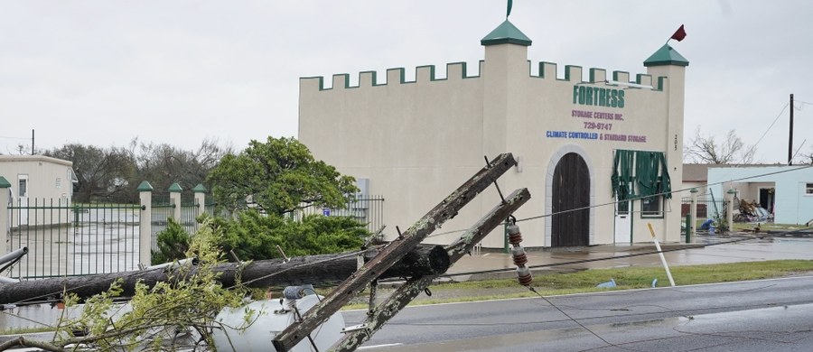 Z Teksasu na południu USA nadchodzą informacje o szkodach wyrządzonych w sobotę przez huragan Harvey, największy od 50 lat kataklizm, jaki nawiedził ten stan. Zniszczone są domy i siedziby firm. Władze ostrzegają przed powodziami na skutek ulewnych deszczy.