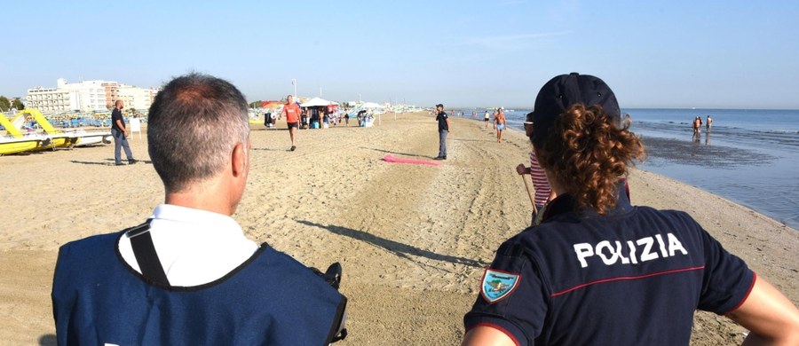 Włoska policja poszukuje czterech sprawców brutalnego ataku na dwoje polskich turystów na plaży w Rimini. 26-letnia kobieta została zgwałcona, a jej mąż pobity. Włoskie media przytaczają słowa szefa policji z Rimini Maurizio Improty, który powiedział, że sprawcy „działali z nieludzką przemocą". "Mam nadzieję, że teraz ich spotka koszmar"- dodał. "Niezależnie od działań włoskiej policji, poleciłem wszcząć w Polsce śledztwo w sprawie tego okrutnego napadu i gwałtu" - oświadczył w rozmowie z PAP minister sprawiedliwości, Prokurator Generalny Zbigniew Ziobro.