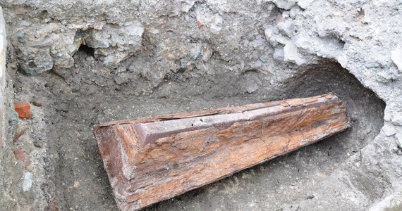 Sensacyjne odkrycia archeologiczne w Chełmie na Lubelszczyźnie. Podczas prac na tzw. chełmskiej Wysokiej Górce ekipa naukowców natrafiła na mury kolejnej budowli - prawdopodobnie świątyni z czasów Daniela Romanowicza, zwanego przez Ukraińców Halickim. Tego obiektu poszukiwano, ale co jeszcze bardziej zaskakujące, archeolodzy trafili też na XVIII-wieczny pochówek ponad 50-letniego mężczyzny w zupełnie nietypowym miejscu. 