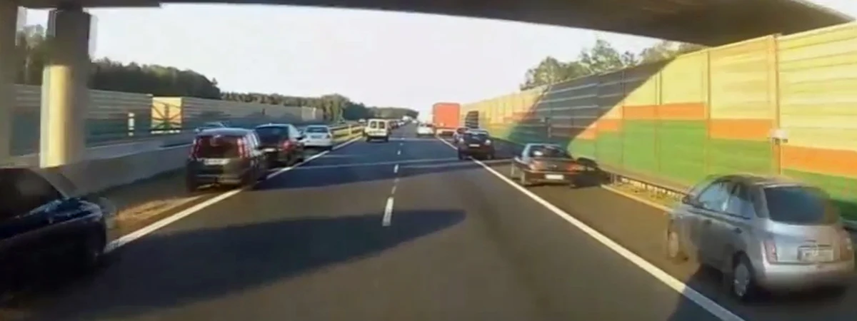 Strażacy z OSP z dolnośląskich Czernej i Ujazdu Górnego pokazują kierowcom, jak pomagać służbom w czasie wypadku na A4. Jednostki z remiz leżących blisko autostrady mają dość aut, które w czasie akcji zastawiają im drogę i utrudniają dojazd do wypadku. 