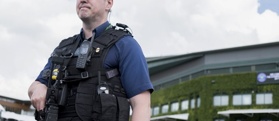 ​Londyńska policja metropolitalna poinformowała o aresztowaniu 30-letniego mężczyzny powiązanego z piątkowym atakiem nożownika pod Pałacem Buckingham w centrum miasta. Zatrzymania dokonała jednostka antyterrorystyczna.