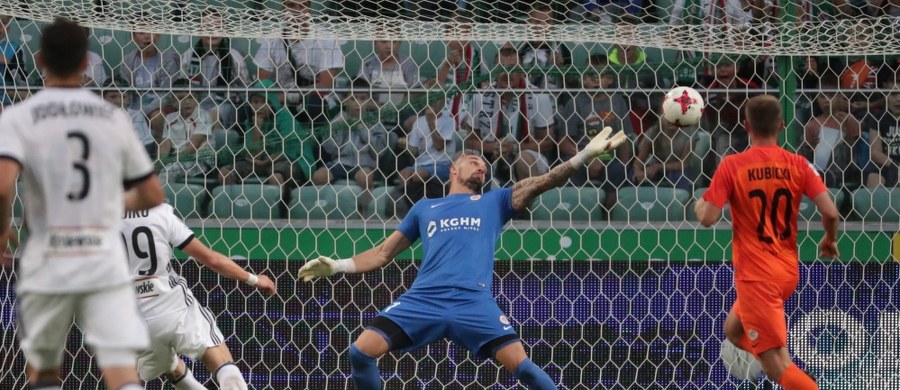 Broniąca tytułu Legia Warszawa wygrała u siebie z dotychczasowym liderem Zagłębiem Lubin 2:1 w szlagierowym meczu 7. kolejki piłkarskiej ekstraklasy. Na pierwsze miejsce awansował Lech, po zwycięstwie w Poznaniu nad Arką Gdynia 3:0.