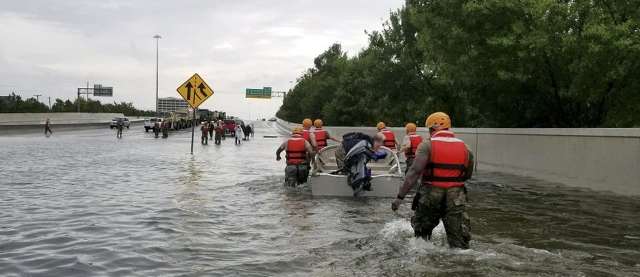 ​Prezydent USA Donald Trump uda się we wtorek do Teksasu, aby na miejscu zapoznać się ze skutkami potężnego huraganu Harvey i katastrofalnych powodzi - poinformowała w niedzielę rzeczniczka Białego Domu Sarah Sanders.