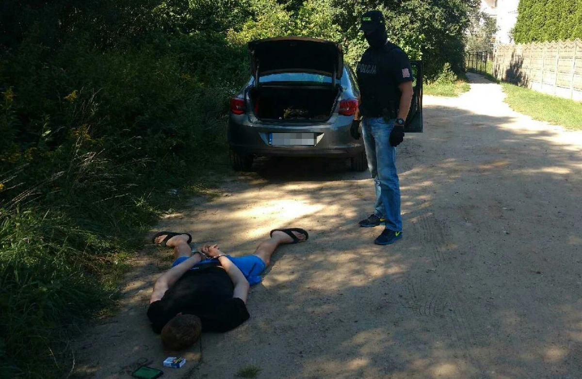 Zarzut przemytu narkotyków z Holandii do Polski i rozprowadzania ich w województwach mazowieckim i warmińsko-mazurskim postawiła czterem osobom Prokuratura Okręgowa w Olsztynie. Podczas przeszukań u zatrzymanych znaleziono 1,2 kg marihuany i 50 g amfetaminy.