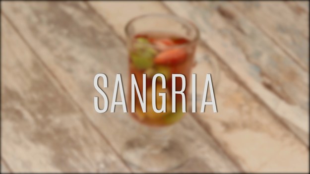 Sangria to jeden z najpopularniejszych napojów alkoholowych, którego tradycja wzięła się z rolniczych terenów Hiszpanii. To idealne, przyjemne w smaku połączenie wina z dodatkami: świeżymi owocami, sokami owocowymi, lodem, a także odrobiną innych alkoholi - głównie winiaków. Słodki, orzeźwiający napój, który pozostawia miły posmak na długo - oto przepis, jak zrobić domową sangrię.
