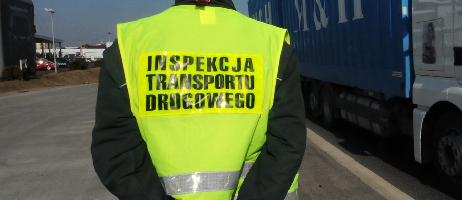 Śmierć inspektora transportu drogowego na trasie S8 pomiędzy Sieradzem a Kępnem w Łódzkiem. 34-latek został śmiertelnie potrącony na zjeździe na parking w okolicy miejscowości Chojny. 