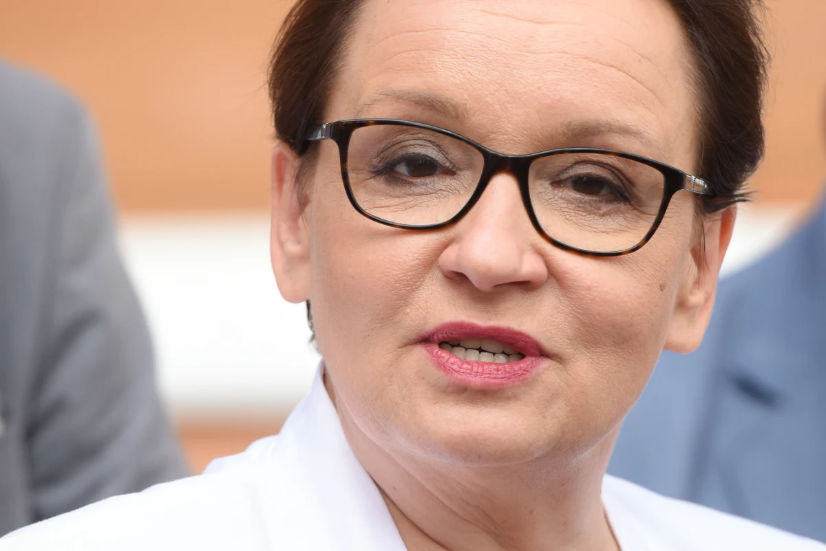 500 plus dla najlepszych nauczycieli dopiero za pięć lat - dowiedział się reporter RMF FM. Za tydzień minister edukacji narodowej Anna Zalewska razem z premier Beatą Szydło mają przedstawić plan podwyżek w edukacji. Wśród zmian, którymi już teraz chwali się resort, ma być specjalny dodatek dla nauczycieli dyplomowanych.