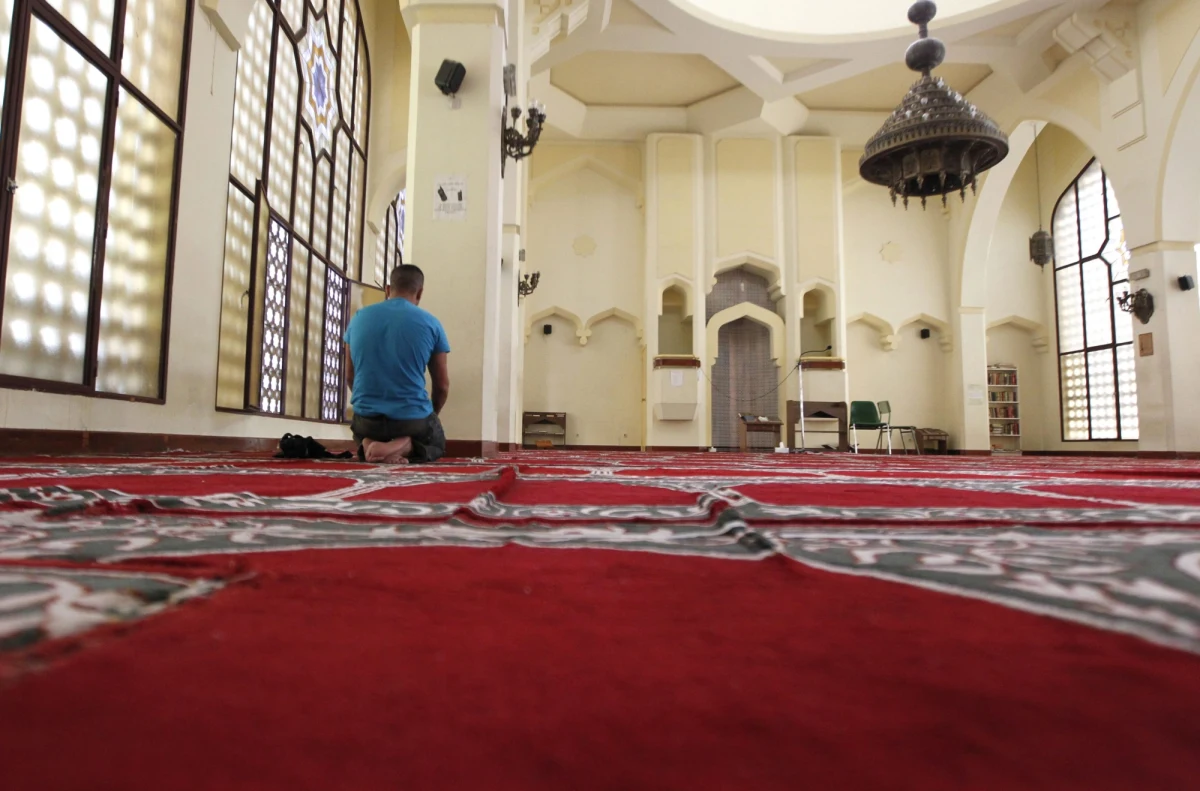 ​Hiszpańska policja kontroluje 90 najbardziej radykalnych meczetów w kraju. Aż 80 z nich znajduje się na terenie Katalonii, gdzie w tym roku ujęto największą liczbę dżihadystów. W sumie w Hiszpanii jest 268 meczetów.