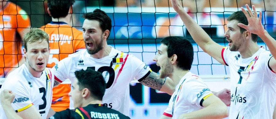 Belgia pokonała w Katowicach Holandię 3:0 (25:21, 25:21, 25:21) w pierwszym poniedziałkowym meczu grupy D mistrzostw Europy siatkarzy. Belgowie wygrali grupę i awansowali do ćwierćfinału. Holendrzy natomiast zajęli ostatnie miejsce i odpadli z turnieju. 