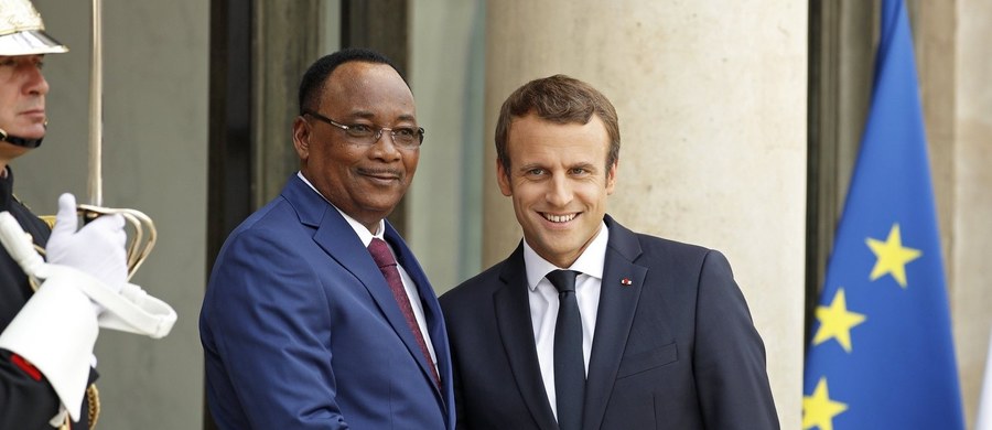 ​By ograniczyć niekontrolowany napływ migrantów z Afryki do Europy, prezydent Francji Emmanuel Macron zaproponował, by już w Afryce rozpoczynać procedurę przyznawania azylu tym, którzy mają do niego prawo. Migracji poświęcony był szczyt w Paryżu.
