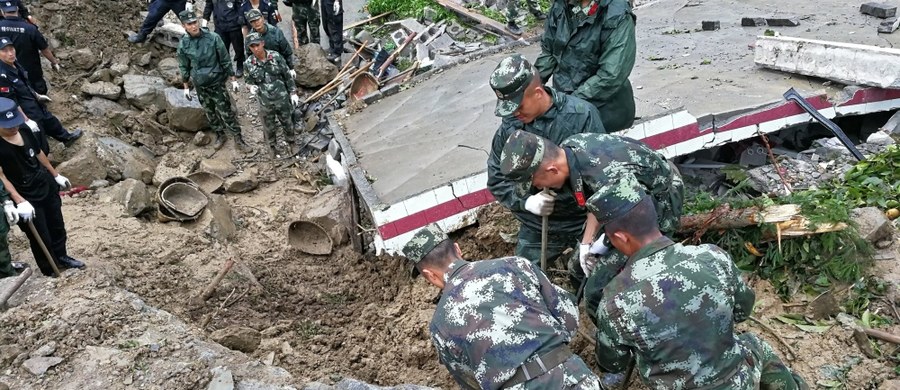 Zwłoki trzech osób odnaleziono po ogromnym osunięciu ziemi na południowym zachodzie Chin. Za zaginione uznano 32 osoby. Siedmioro mieszkańców odniosło obrażenia - poinformowały władze. Do tragedii doszło wczoraj rano w miejscowości Bijie, w prowincji Guizhou (Kuejczou). Nadal trwają poszukiwania ocalałych, a ratownicy przekazują pomoc humanitarną mieszkańcom dotkniętym katastrofą.