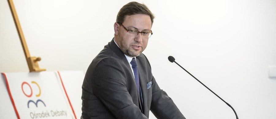 Wiceszef MSZ ds. wschodnich Bartosz Cichocki wręczył ambasadorowi Rosji Siergiejowi Andriejewowi notę dyplomatyczną oraz wyraził zaniepokojenie w związku z utrudnieniami w dostępie do miejsca katastrofy smoleńskiej - poinformował resort spraw zagranicznych. Jak podało rano Biuro Rzecznika Prasowego MSZ, wiceminister poruszył w rozmowie z ambasadorem Rosji również kwestię budowy pomnika w miejscu katastrofy Tu-154M, która "stanowi zobowiązanie obu państw już od 2010 r.", kiedy to ministrowie kultury Polski i Rosji "zainicjowali temat międzynarodowego konkursu na opracowanie koncepcji pomnika upamiętniającego Ofiary katastrofy". Jak podkreślono, strona Polska wyraziła we wtorek "nieustanną gotowość powrotu do rozmów na temat planów budowy pomnika Ofiar katastrofy".