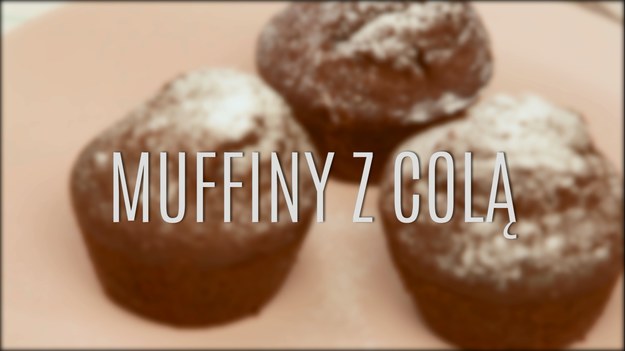 Muffinki od lat cieszą się uznaniem na całym świecie. Drobne, zwarte, delikatne w smaku ciasteczka o charakterystycznym kształcie, idealnie sprawdzają się na każdą okazję! Można do nich dodać niemal wszystko - od kruszonej czekolady po kawałki owoców, mało kto jednak eksperymentuje z samym muffinkowym ciastem. By stało się jeszcze pyszniejsze, dodajcie do niego odrobinę coli - dzięki temu będą jeszcze pyszniejsze! Zobaczcie nasz przepis!