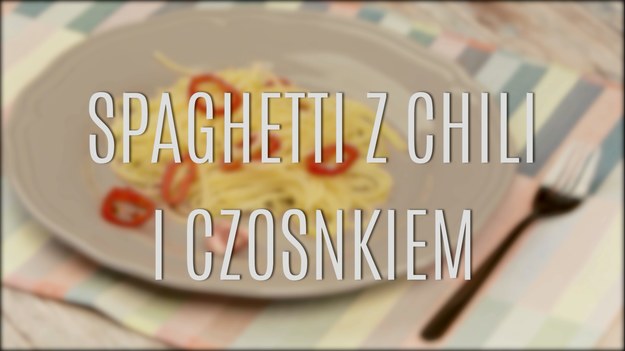 Większość z nas przyzwyczaiło się do klasycznego spaghetti z sosem bolońskim czy neapolitańskim, a szkoda - spaghetti świetnie nadaje się do kuchennego eksperymentowania z sosami. Nasz przepis na spaghetti z chili i czosnkiem to propozycja dla wszystkich, którzy cenią sobie wyraziste, naturalne smaki, lekko pikantne, idealnie komponujące się z delikatnym makaronem. Poznajcie nasz przepis - to dziecinnie prosta i szybka propozycja na obiad dla każdego!