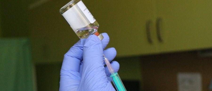 W aptekach i ośrodkach zdrowia są już dostępne nowe szczepionki przeciwko grypie sezonowej 2017/2018. W tym roku po raz pierwszy w naszym kraju oferowany jest preparat o szerszym spektrum działania – poinformował Ogólnopolski Program Zwalczania Grypy.