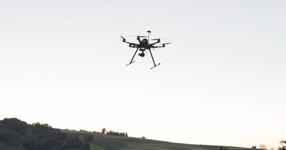 ​Tylko w tym roku na wyspach zarejestrowano ponad 80 incydentów z udziałem dronów, które wydarzyły się w pobliżu lotnisk. Nowe prawo zakazuje używania ich na pułapie powyżej 400 metrów, a właściciele maszyn cięższych niż ćwierć kilograma będą musieli je zarejestrować.