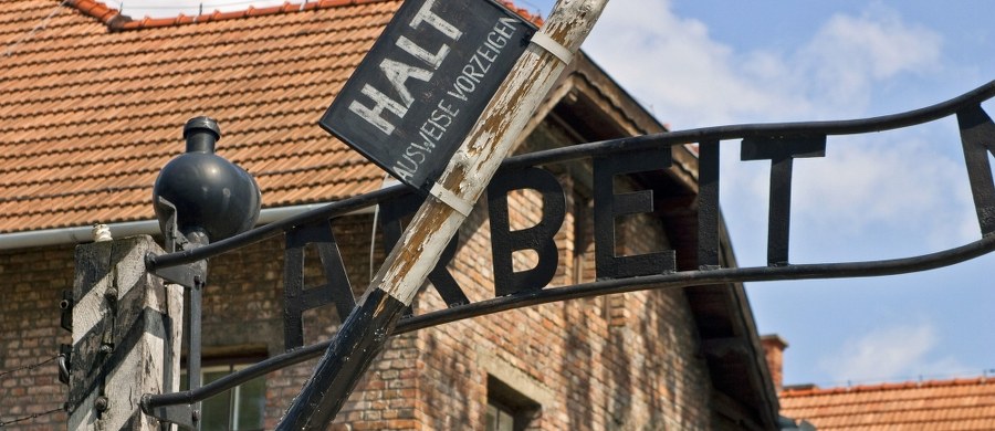 ​Pod koniec sierpnia 1941 r. Niemcy po raz pierwszy użyli gazu cyklon B do uśmiercania więźniów Auschwitz. W podziemiach obozowego bloku 11 zgładzili ok. 30 osób, a podczas drugiej próby prawie sto. Eksperymenty dały początek masowej zagładzie.