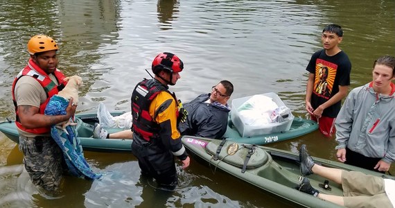 W hrabstwie Brazoria na południe od Houston w Teksasie wzbierająca woda przerwała wały na rzece Brazos. Zarządzono natychmiastową ewakuację mieszkańców okolicy. "Ludzie tutaj próbują pomagać sobie sami. Pożyczają łódki, czy skutery wodne" - mówi w rozmowie z RMF FM pan Maciej, Polak mieszkający w okolicy Houston, którego dom również został zalany.