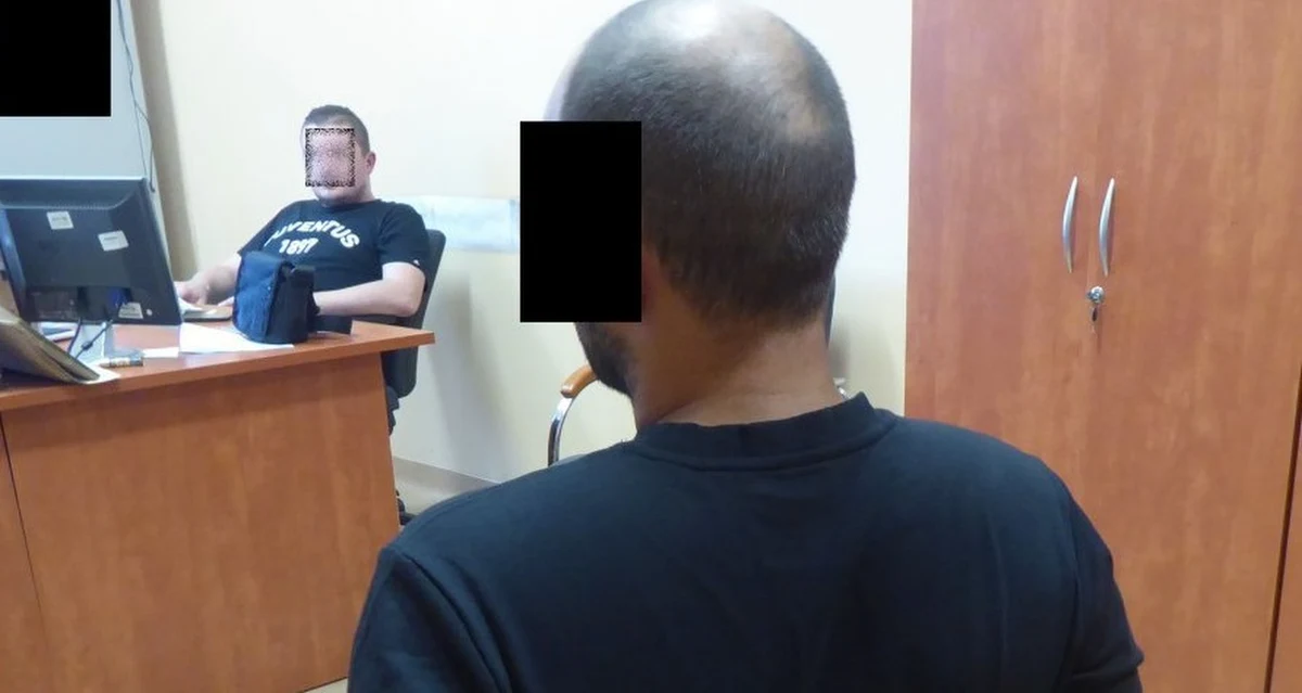 Policja poinformowała o zatrzymaniu Artura W. Mężczyzna jest podejrzany o zabicie 20-latki, której ciało ukryte w wersalce znaleziono w sobotę w jednym z mieszkań w Łodzi. 