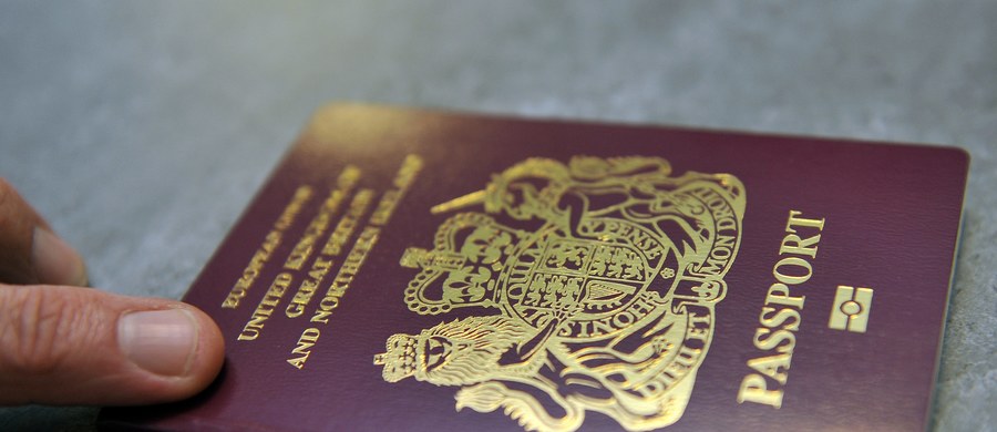 ​Z Londynu do Berlina pewien Brytyjczyk poleciał na cudzym paszporcie. O sprawie informują brytyjskie media. Mężczyzna miał przez pomyłkę zabrać z domu dokument swojej dziewczyny. Bez przeszkód wszedł na pokład samolotu, mimo że podczas kontroli pokazał paszport blondynki z długimi włosami.