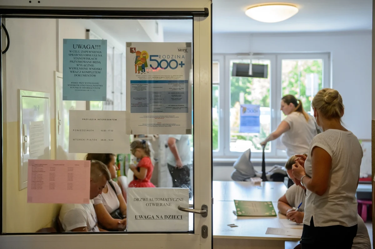 Aby nie było przerwy w wypłacie świadczenia 500 plus, wniosek trzeba złożyć do końca sierpnia. W związku z tym szefowa Ministerstwa Rodziny, Pracy i Polityki Społecznej Elżbieta Rafalska zaapelowała, aby w ostatnich dniach sierpnia wzmocnić kadrowo i w miarę możliwości wydłużyć czas pracy urzędów przyjmujących wnioski.