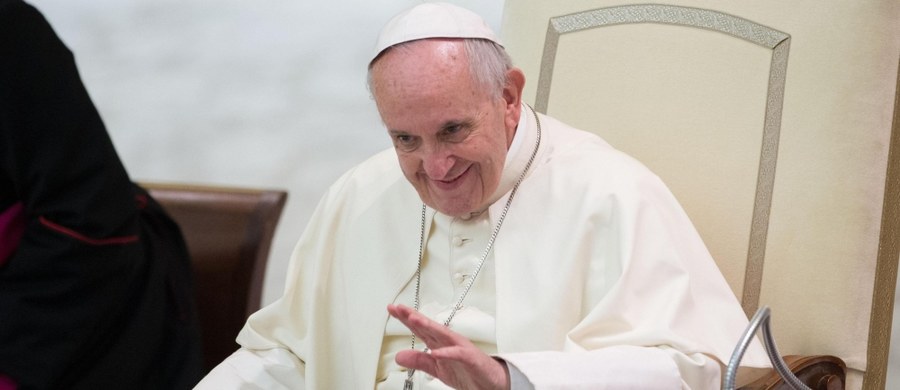​W obecności papieża Franciszka, młody parlamentarzysta z Wenezueli poprosił swoją ukochaną o rękę. Podczas papieskiej audiencji deputowany przykląkł przed kobietą i zapytał, czy zostanie jego żoną.