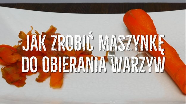 Obieranie warzyw nie zawsze sprawia przyjemność, zwłaszcza, gdy przygotowujemy duże ilości dań - choćby sama sałatka jarzynowa wymaga poświęcenia. Obieranie nożem jest dosyć niewygodne w przypadku niektórych warzyw, świetnie sprawdza się tu obieraczka. Co zrobić, kiedy w pobliżu zabrakło obieraka? Można go zrobić samemu w domu - oto awaryjny sposób na obieraczkę do warzyw. Potrzebujecie tylko puszki!