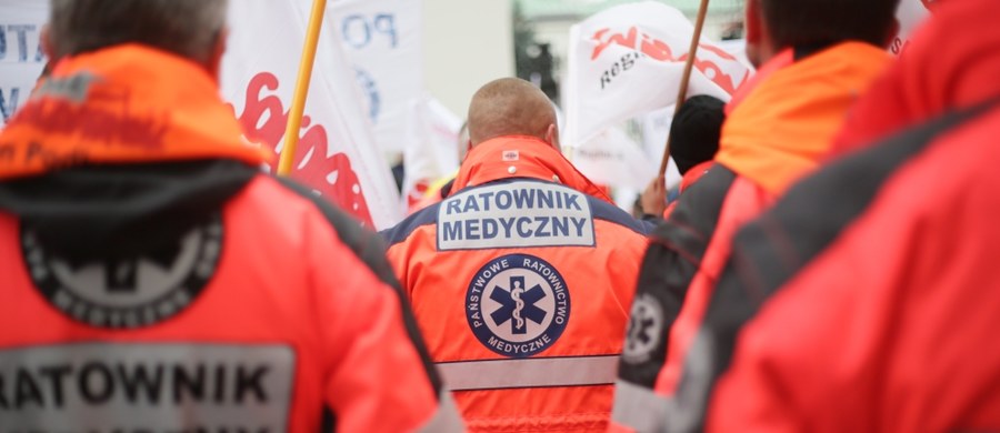 Protest ratowników medycznych może wybuchnąć z nową mocą. Podpisane porozumienie dotyczące podwyżek nie jest ich zdaniem w pełni realizowane. Ratownicy czekają na rozmowy z ministrem zdrowia i grożą, że w połowie września wznowią akcję protestacyjną. 