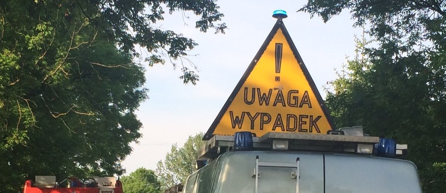 3 osoby odwieziono do szpitala po wypadku busa w miejscowości Białogarda (woj. pomorskie). Pojazd zjechał do rowu.