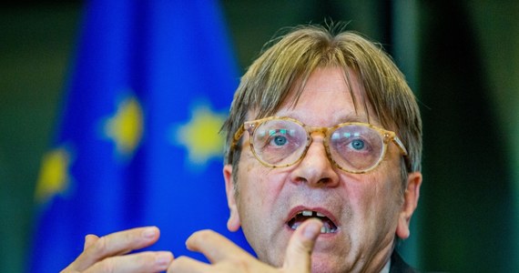 ​Parlament Europejski przygotuje rezolucję, w której wyrazi swoje oczekiwania odnośnie zagwarantowania praw obywateli po wyjściu Wielkiej Brytanii z Unii Europejskiej - poinformował w środę koordynator ds. Brexitu w Parlamencie Europejskim Guy Verhofstadt. Były premier Belgii przedstawiał europosłom z komisji zatrudnienia aktualny stan, a także dalsze kroki w negocjacjach dotyczących warunków wyjścia Wielkiej Brytanii ze Wspólnoty.