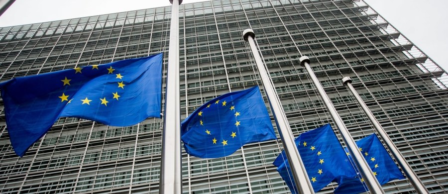 ​Komisja Europejska nie rozpocznie kolejnych kroków wobec Polski w ramach prowadzonej procedury praworządności, bo nie została przekroczona czerwona linia wyznaczona przez KE - powiedział dziennikarce RMF FM Katarzynie Szymańskiej-Borginon wysoki rangą urzędnik Komisji Europejskiej. Przypomnijmy, jutro wiceszef KE Frans Timmermans ma się ustosunkować do odpowiedzi polskich władz na rekomendacje Brukseli w kwestii wymiaru sprawiedliwości.