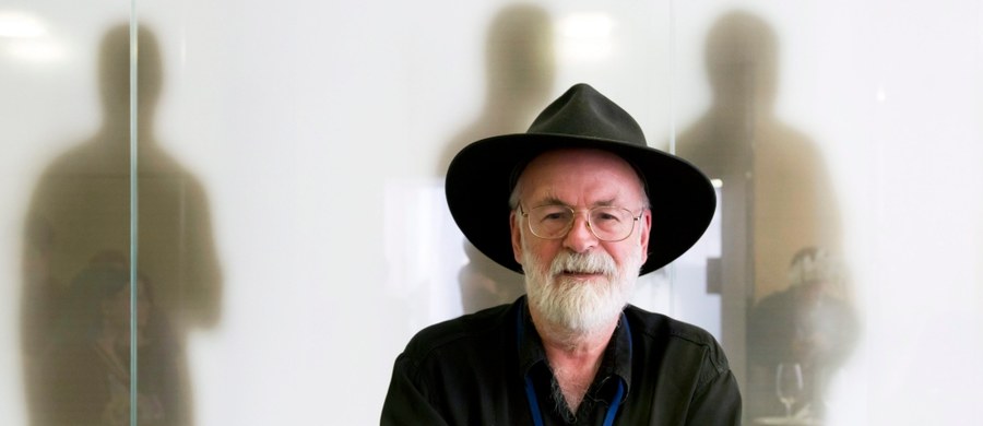 Dziesięć nieukończonych powieści zmarłego w 2015 roku Terry'ego Pratchetta - znanego brytyjskiego przedstawiciela gatunków fantasy i science fiction - zostało nieodwracalnie zniszczonych, zgodnie z wolą pisarza. Poinformował o tym na Twitterze Rob Wilkins, wykonawca testamentu Pratchetta. 