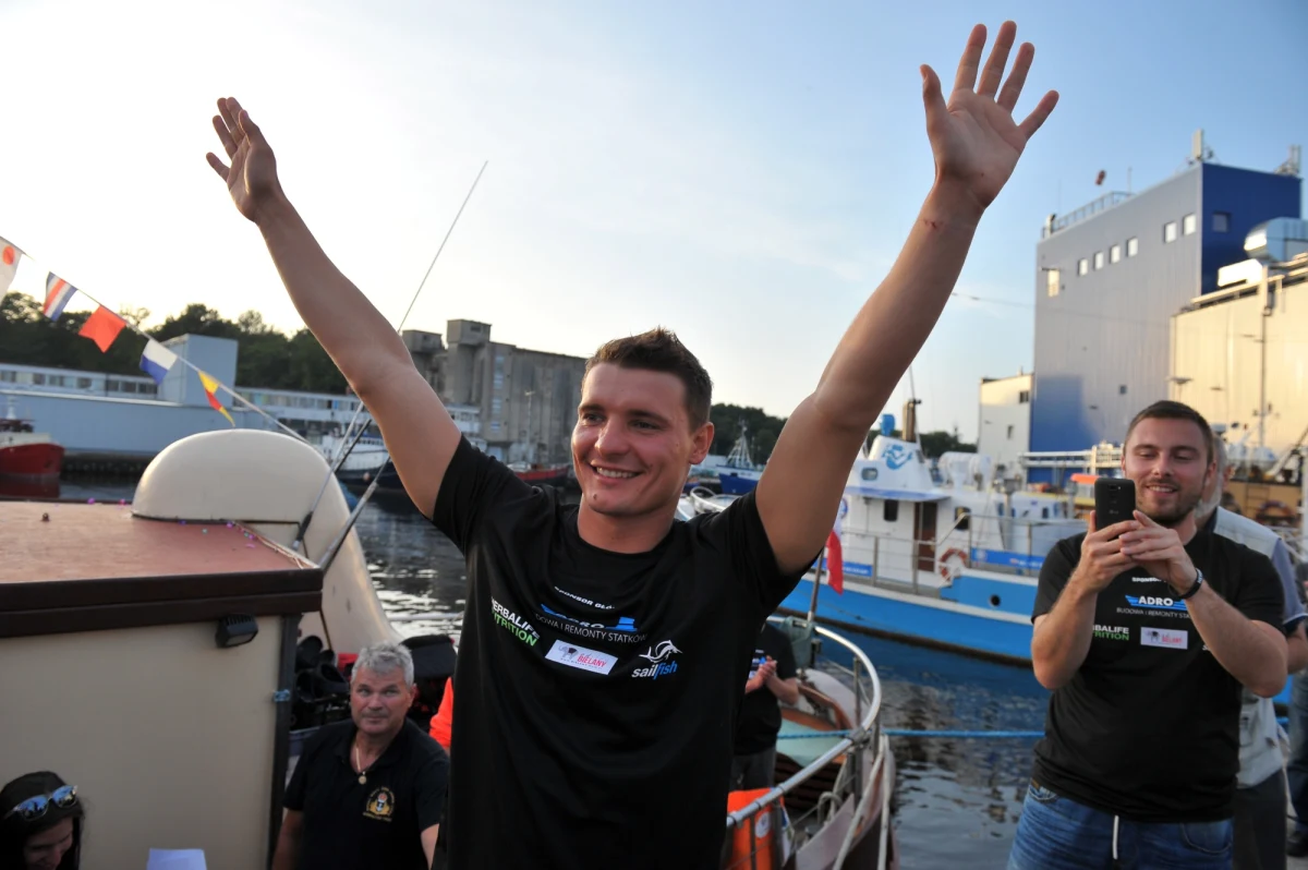 ​Pływak Sebastian Karaś, który jako pierwszy na świecie pokonał Bałtyk wpław, wrócił w środę wieczorem do Polski. Na nabrzeżu z szampanem czekała najbliższa rodzina, przyjaciele oraz mieszkańcy Kołobrzegu.