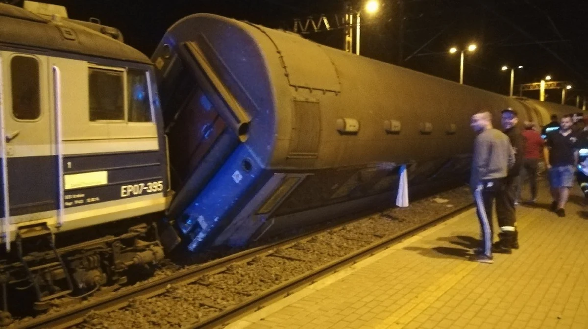 Dwa pociągi - osobowy i towarowy - zderzyły się tuż przed godziną 22 na stacji w Smętowie Granicznym w woj. pomorskim. Jak informują służby ratunkowe, w wyniku zdarzenia poszkodowanych zostało 28 osób - w tym kilkoro dzieci. Mają jedynie lekkie obrażenia. Ranni są już w szpitalach w Kwidzynie, Starogardzie, Grudziądzu i Gdańsku. Wstrzymany został ruch na trasie Tczew - Bydgoszcz. 