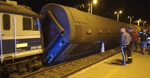 Dwa pociągi - osobowy i towarowy - zderzyły się tuż przed godziną 22 na stacji w Smętowie Granicznym w woj. pomorskim. Jak informują służby ratunkowe, w wyniku zdarzenia poszkodowanych zostało 28 osób - w tym kilkoro dzieci. Mają jedynie lekkie obrażenia. Ranni są już w szpitalach w Kwidzynie, Starogardzie, Grudziądzu i Gdańsku. Wstrzymany został ruch na trasie Tczew - Bydgoszcz. 