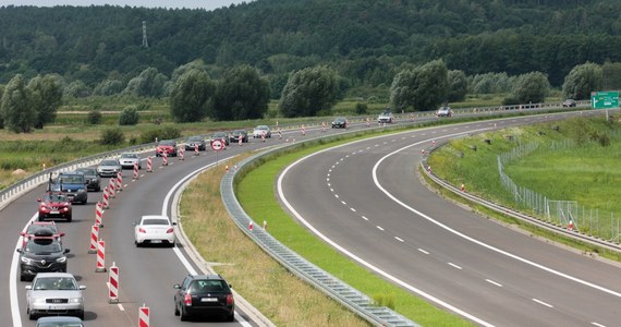 ​Kolejna blokada krajowej trójki na Dolnym Śląsku. Na trasie na wylocie z Polkowic protestują firmy, które pracowały przy budowie fragmentu drogi ekspresowej S3. Podwykonawcy twierdzą, że nie dostali pieniędzy za wykonaną pracę. Generalna Dyrekcja Dróg Krajowych i Autostrad wyjaśnia sytuację i twierdzi, że pieniądze na inwestycję przelewa regularnie. W podobnym tonie wypowiada się wykonawca, z którym firmy miały podpisaną umowę.