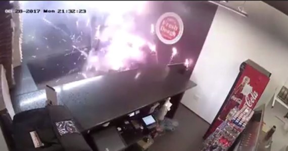 To mogło skończyć się tragicznie. Kamery monitoringu uchwyciły moment, w którym zakapturzony mężczyzna wrzuca odpalone pudło fajerwerków do niewielkiej pizzerii.