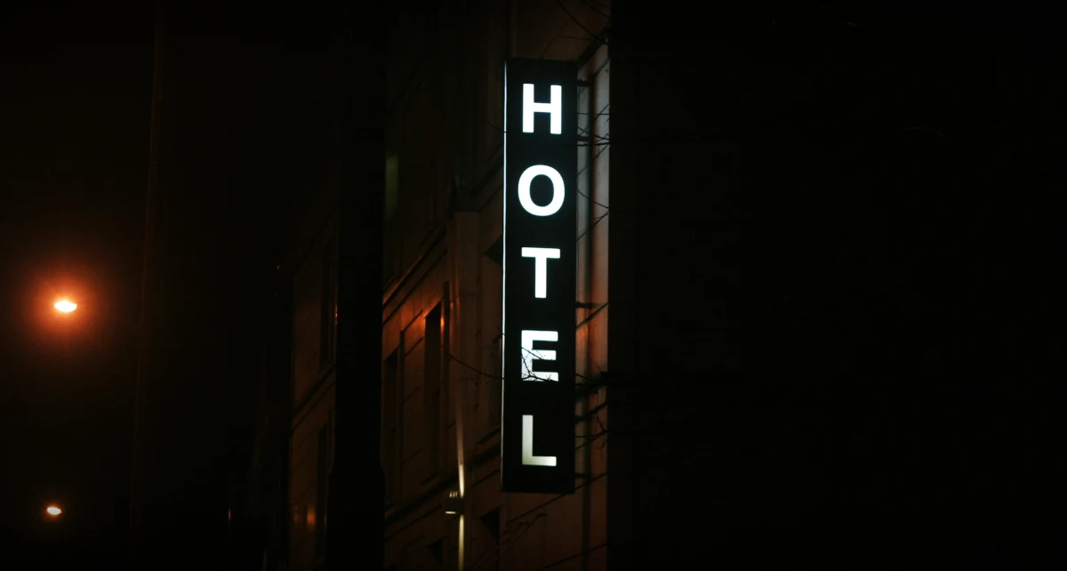 ​Mieszkańcy uszkodzonej kamienicy przy ulicy Groszowickiej w Warszawie będą musieli spędzić najbliższy miesiąc w hotelu. To skutek decyzji Powiatowego Inspektora Nadzoru Budowlanego, który zarządził dodatkowe ekspertyzy techniczne.