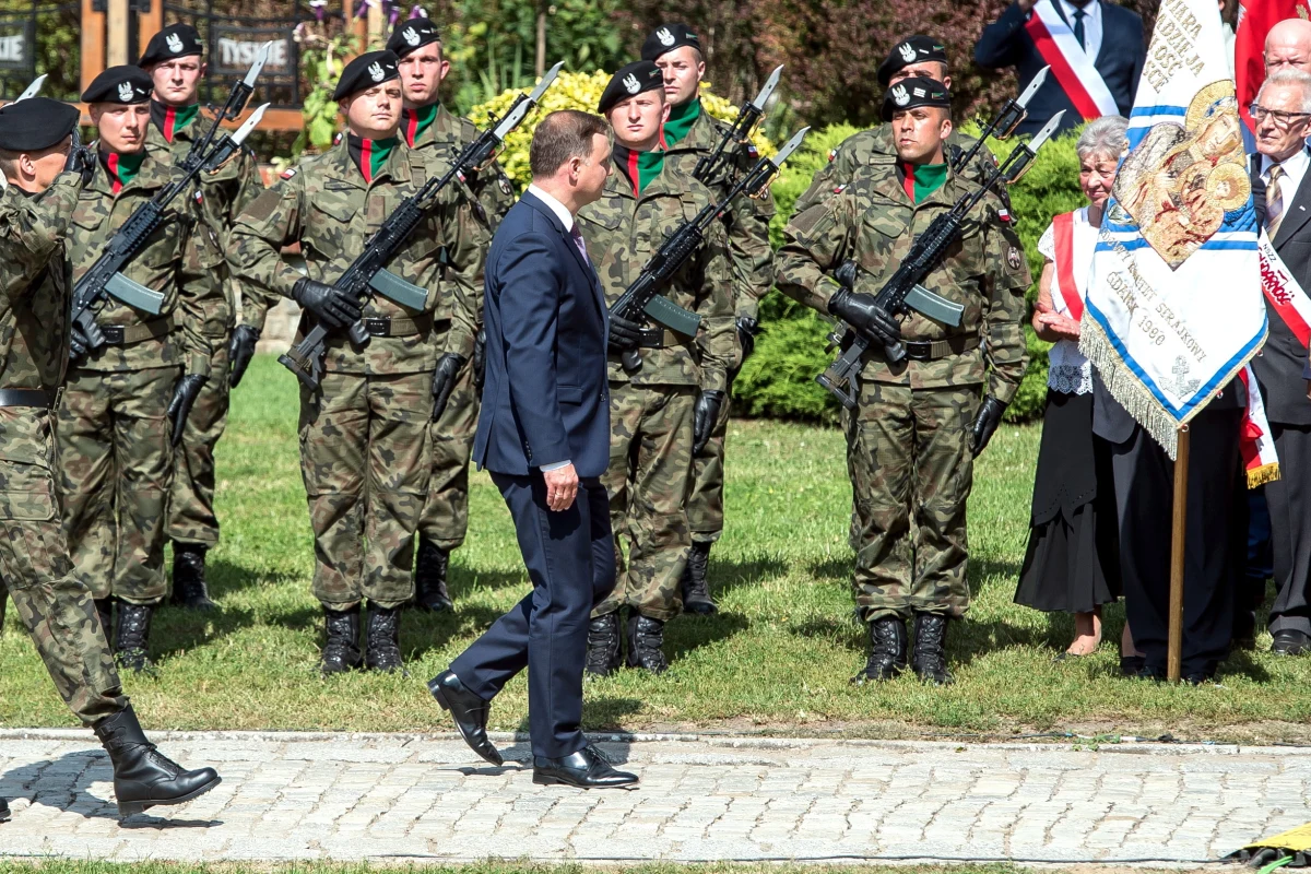 ​Lubin krwią podpisał Porozumienia Sierpniowe i przez krew zrobił krok ku wolnej Polsce - powiedział prezydent Andrzej Duda w Lubinie podczas uroczystości z okazji 35. rocznicy Zbrodni Lubińskiej. Podkreślił, że robotnicy w Lubinie zginęli za wolność.