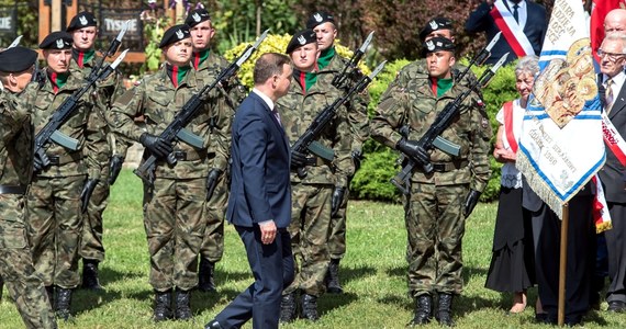 ​Lubin krwią podpisał Porozumienia Sierpniowe i przez krew zrobił krok ku wolnej Polsce - powiedział prezydent Andrzej Duda w Lubinie podczas uroczystości z okazji 35. rocznicy Zbrodni Lubińskiej. Podkreślił, że robotnicy w Lubinie zginęli za wolność.