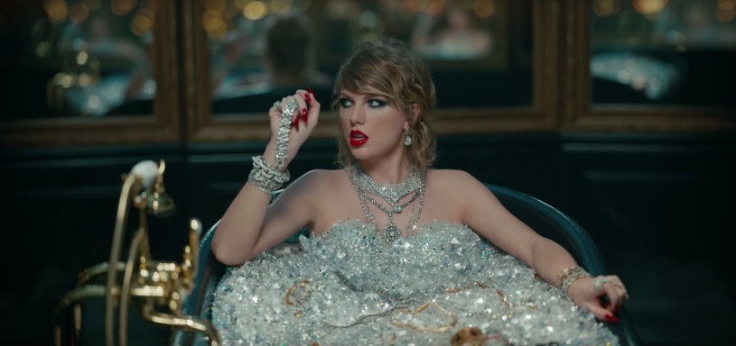Stylista Taylor Swift, Jopseh Cassell Falconer, przyznał, że w teledysku "Look What You Made Me Do" wykorzystano biżuterię o równowartości 10 milionów dolarów. 