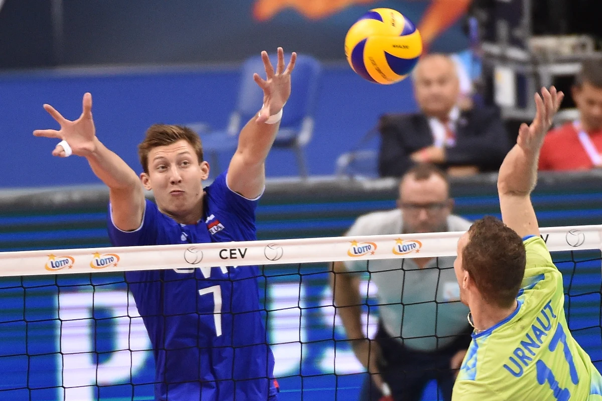 Rosja pokonała Słowenię 3:0 (25:17, 25:19, 25:19) w ćwierćfinale mistrzostw Europy siatkarzy. W drugim meczu w Krakowie Serbia zmierzy się z Bułgarią. Polacy w środę ulegli Słowenii 0:3 w barażu o 1/4 finału i odpadli z turnieju.
