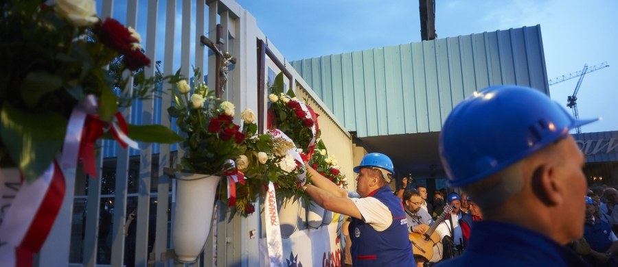 ​Uczestnicy czwartkowych obchodów 37. rocznicy podpisania Porozumień Sierpniowych organizowanych przez NSZZ "Solidarność" przeszli po mszy w Bazylice św. Brygidy na Plac Solidarności, gdzie pod bramą nr 2 Stoczni Gdańskiej złożyli kwiaty.