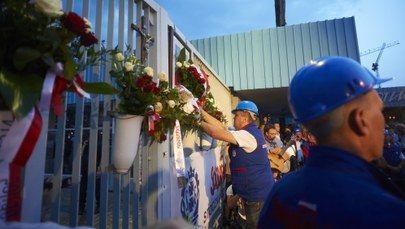 Uczestnicy organizowanych przez "Solidarność" uroczystości złożyli kwiaty pod bramą Stoczni