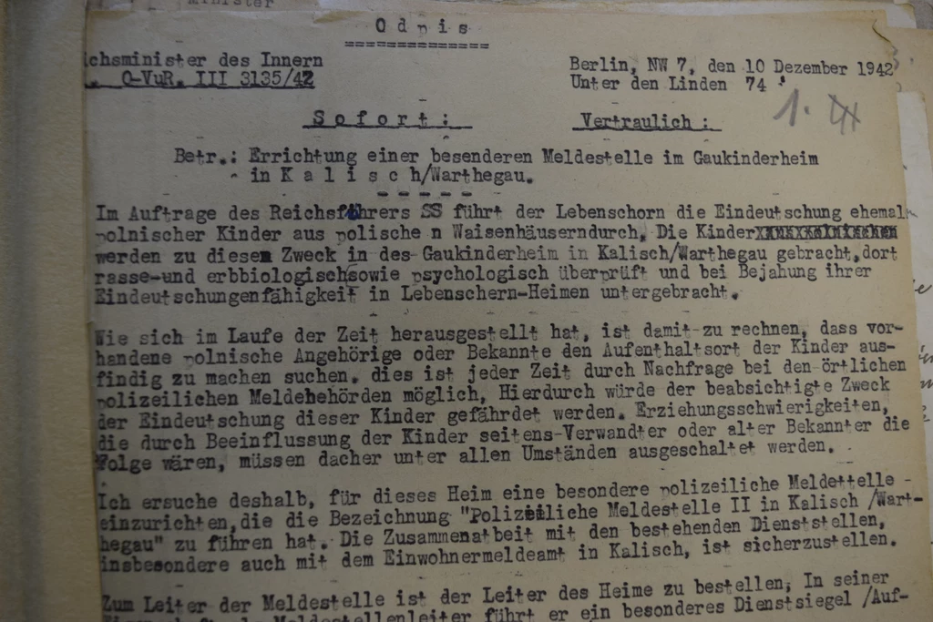 Dokument z 1942 roku, dotyczący utworzenia osobnego urzędu meldunkowego dla germanizowanych dzieci w Kaliszu