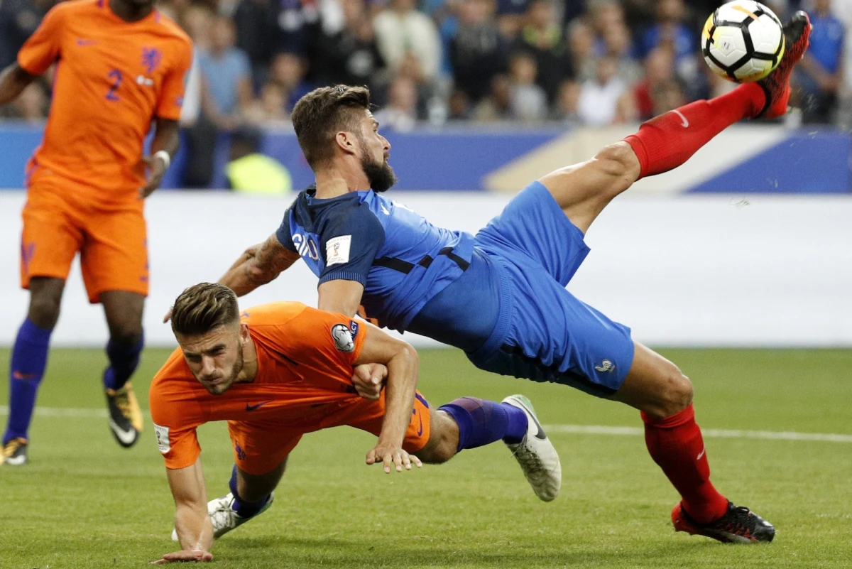 ​Francja wygrała u siebie z Holandią 4:0 w najciekawszym czwartkowym meczu eliminacji piłkarskich mistrzostw świata 2018. "Pomarańczowi" grali słabo i mogli przegrać jeszcze wyżej. Prowadząca w grupie E Polska zagra w piątek w Kopenhadze z Danią.