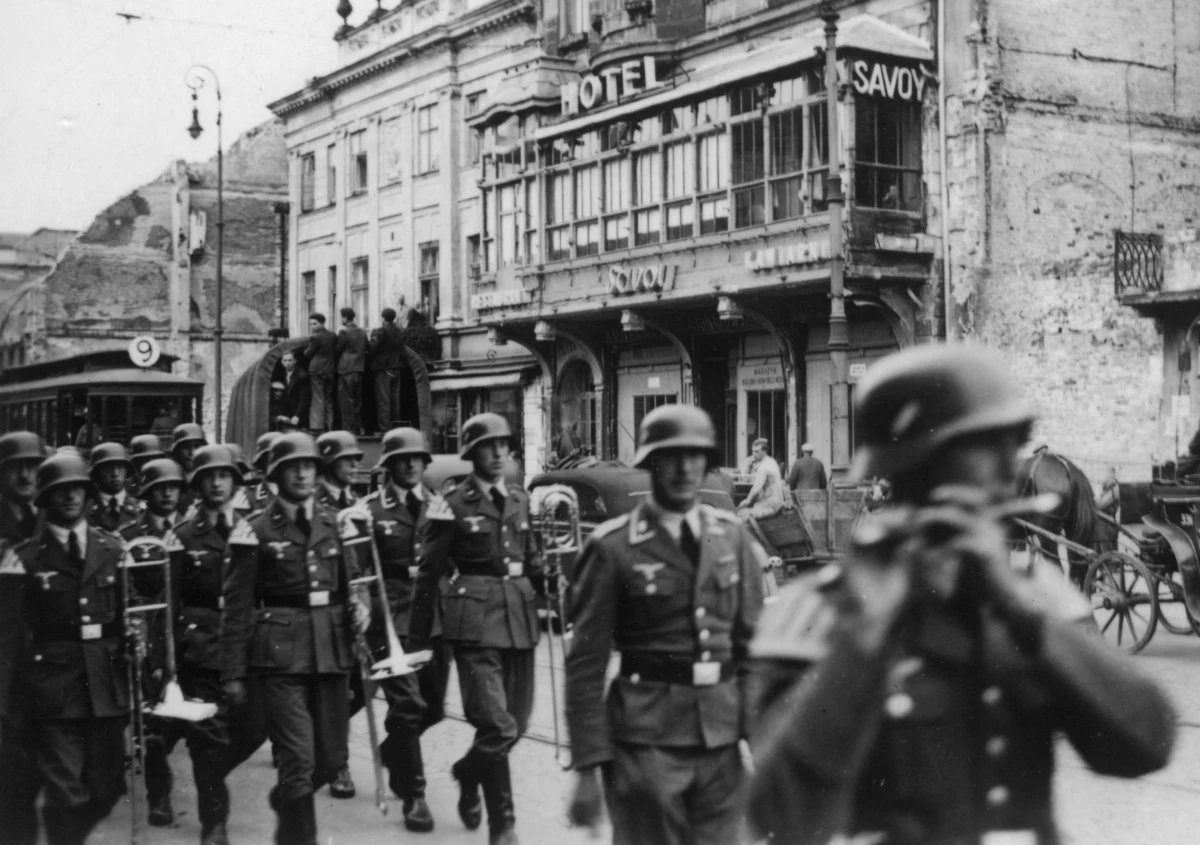 "Gdzie dwóch Polaków, tam trzy zdania" - mówi nasze przysłowie. Powiedzenie to trafnie charakteryzuje nasz narodowy charakter. Można go oceniać pozytywnie: jesteśmy skłonni do pluralizmu opinii. Można też wskazywać na wrodzoną skłonność do kłótliwości, predylekcję do stawiania na swoim, nadmierną bezkompromisowość. A co jeśli Polak spotyka się z innym Europejczykiem? W dodatku jeśli dyskutują na tak konfliktogenny temat jak II wojna światowa? 